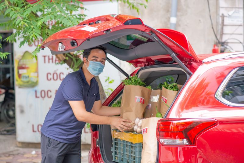 ―自ら配送をする チャン・シー・ソン社長　ⓒ cafebiz.vn